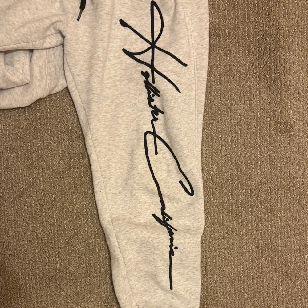 Hollister Light Gray Joggers - Picture 4 of 4